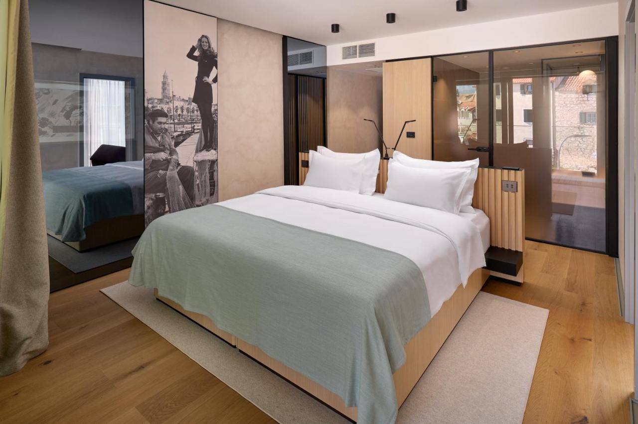 Hotel Ambasador Split Bagian luar foto A room at the Hotel