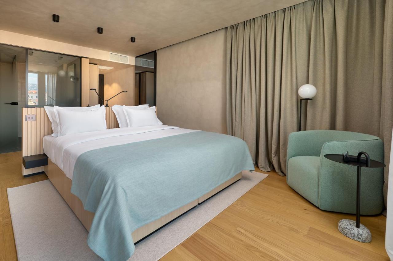 Hotel Ambasador Split Bagian luar foto A room at the hotel