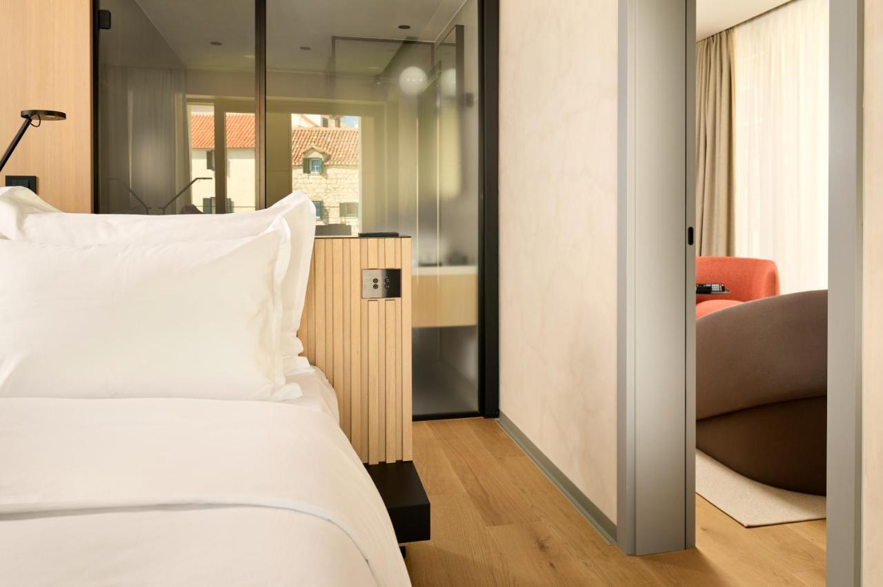 Hotel Ambasador Split Bagian luar foto A room at the hotel