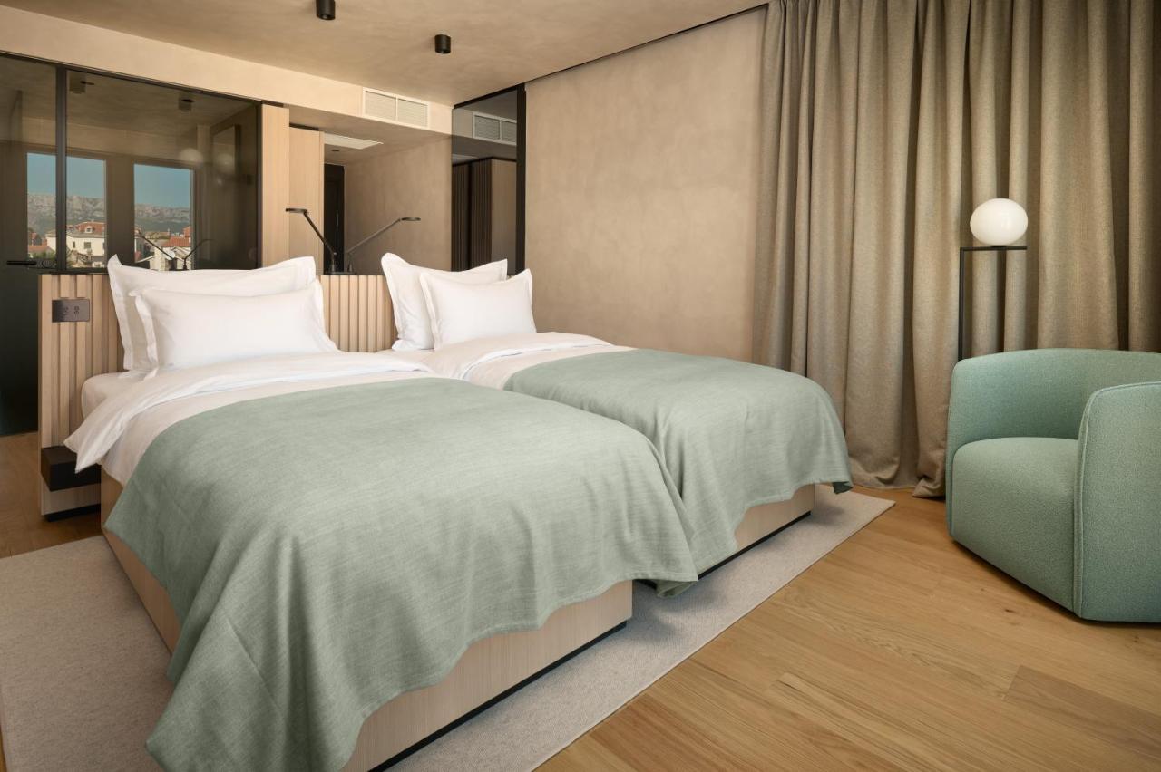 Hotel Ambasador Split Bagian luar foto Deluxe room