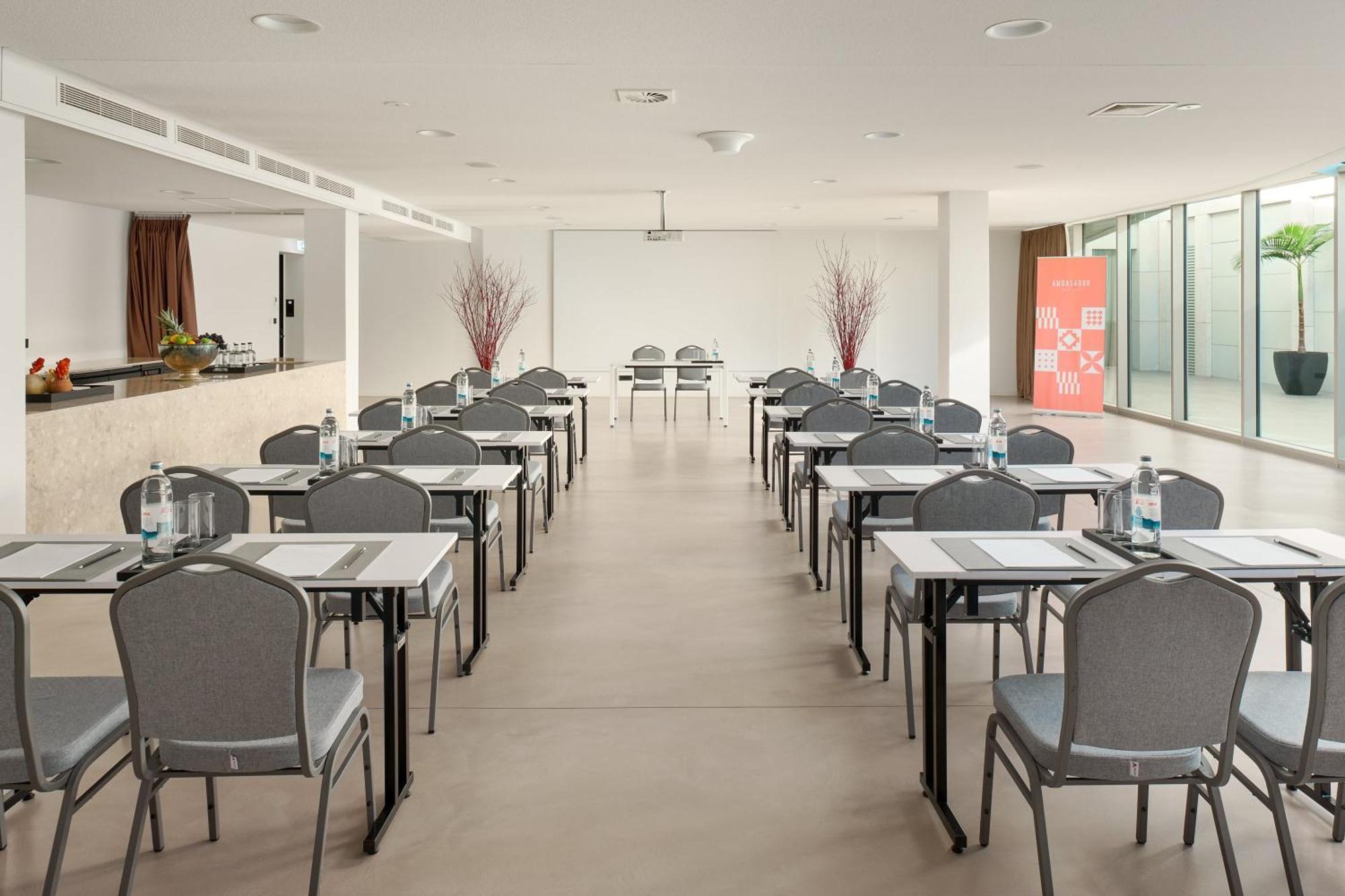 Hotel Ambasador Split Bagian luar foto Meeting room