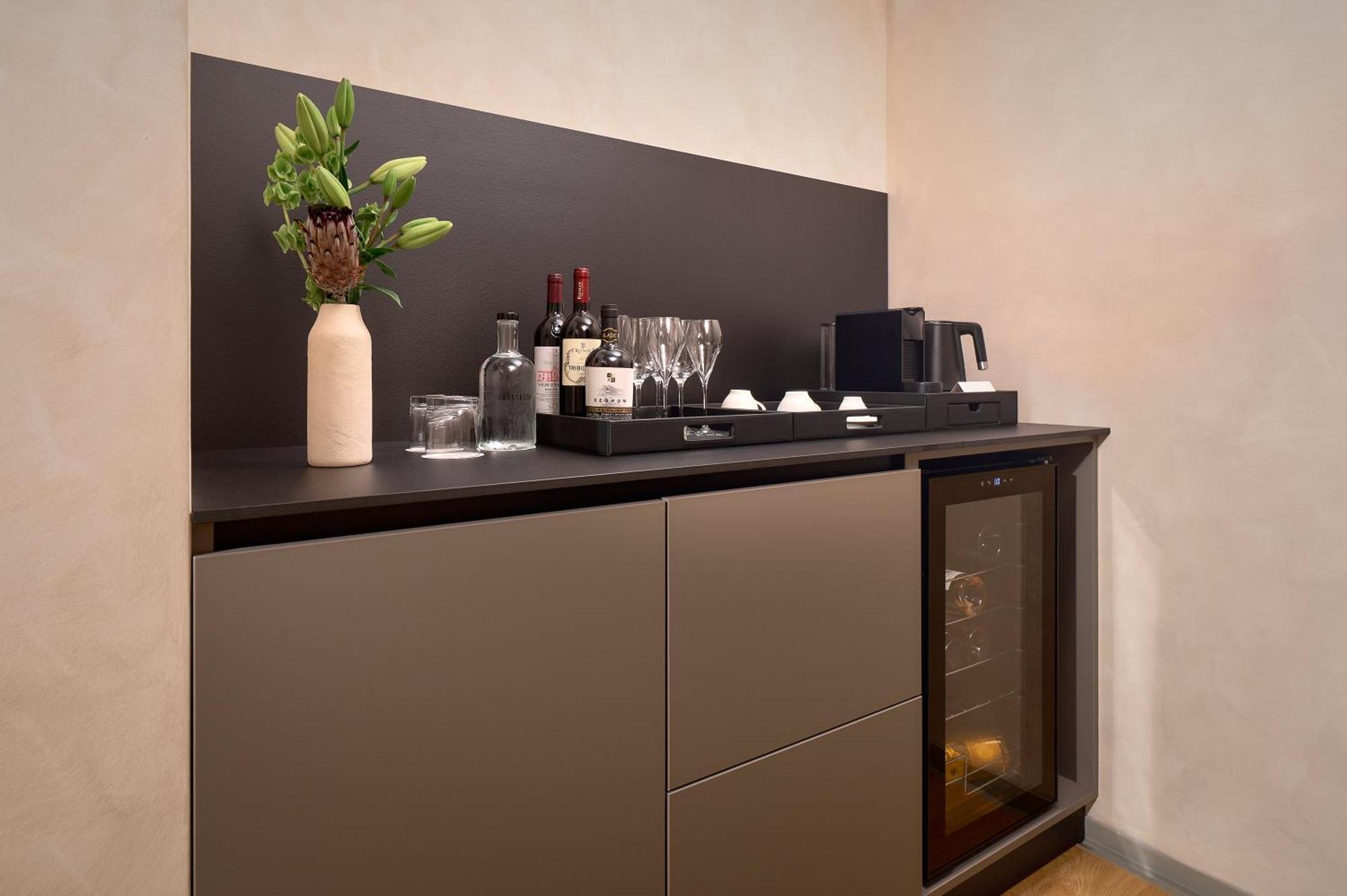 Hotel Ambasador Split Bagian luar foto A wet bar in a hotel room