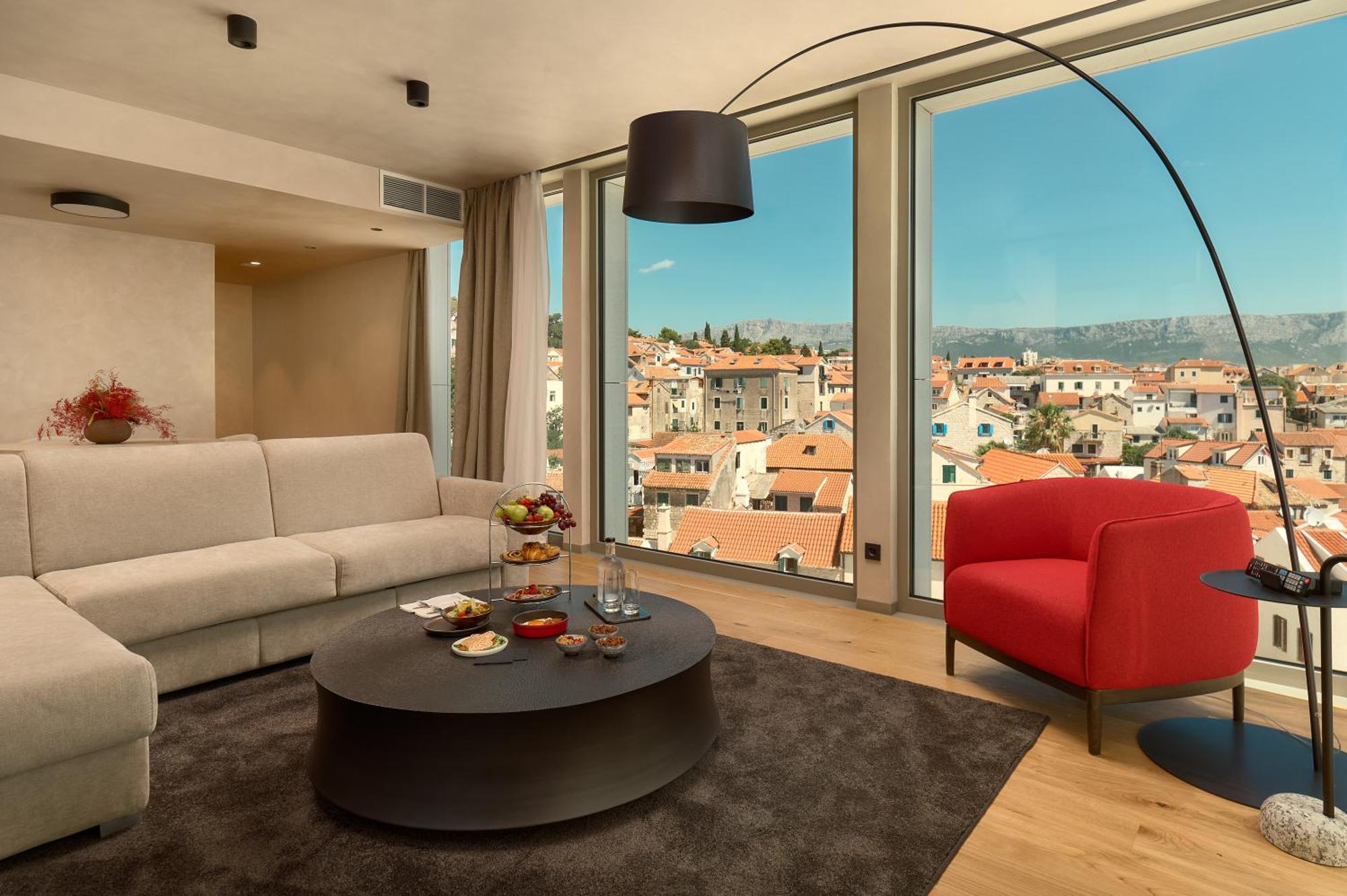 Hotel Ambasador Split Bagian luar foto A living room