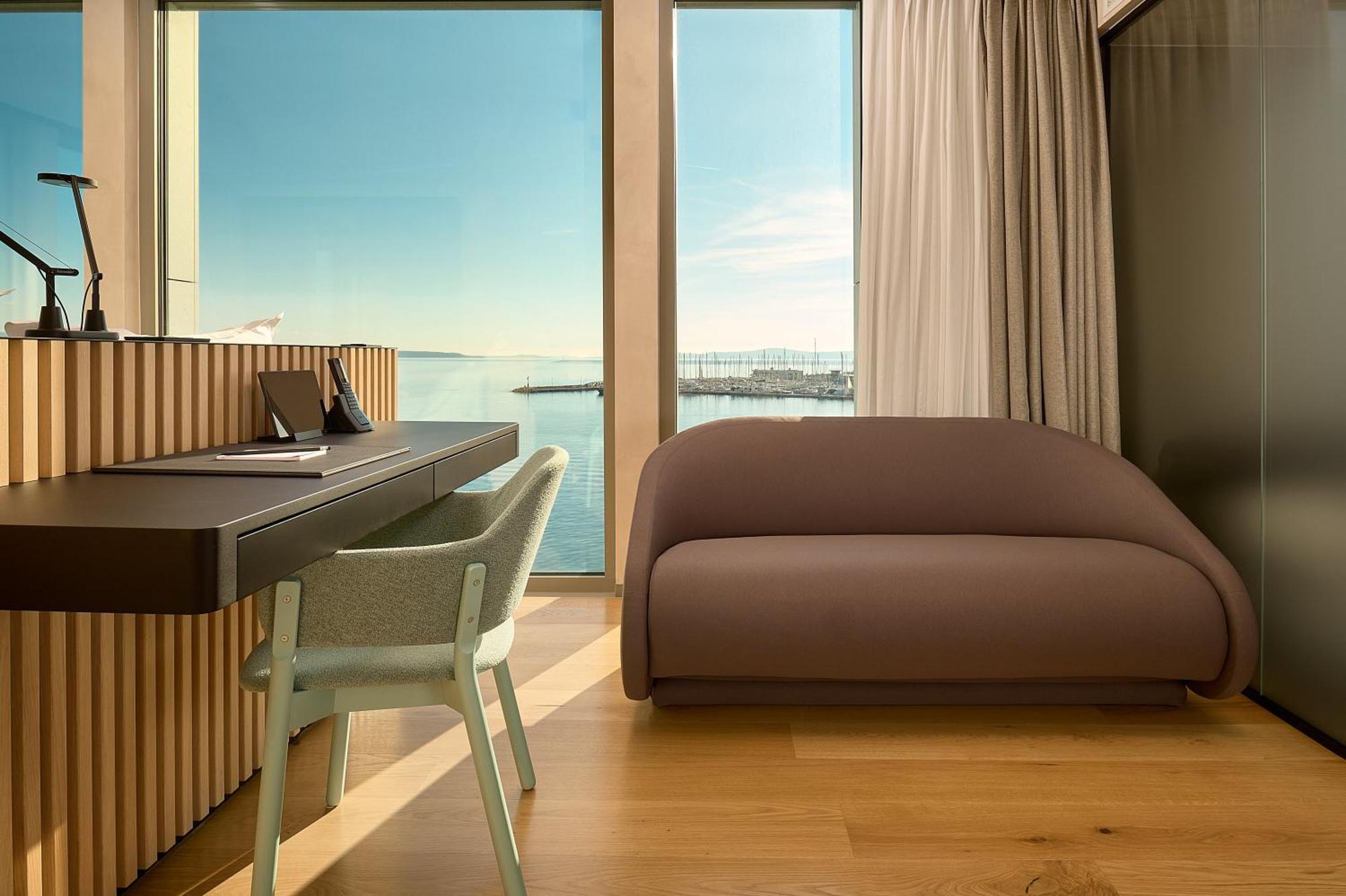 Hotel Ambasador Split Bagian luar foto A room at the hotel