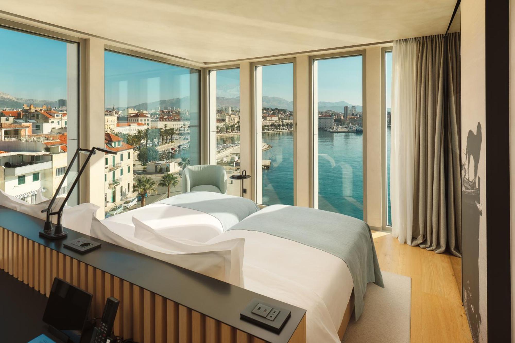 Hotel Ambasador Split Bagian luar foto